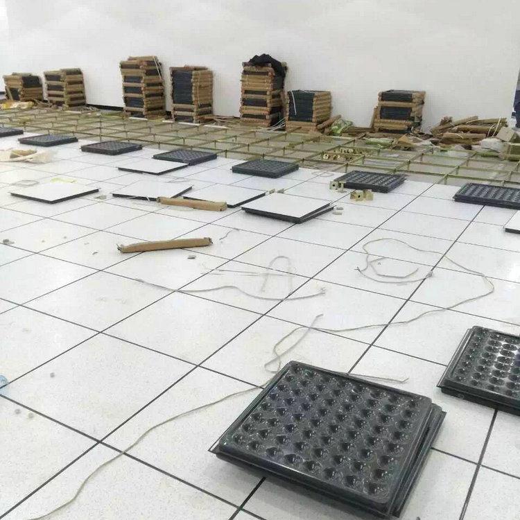 莆田滄晟地坪漆廠家:防靜電地板在機(jī)房使用的優(yōu)勢(shì)